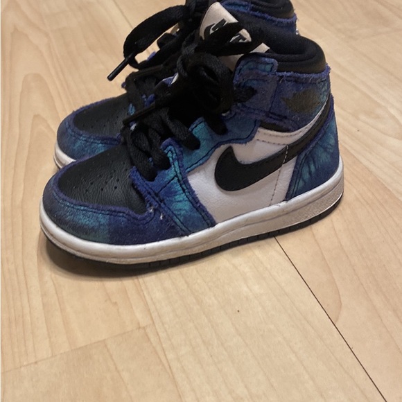 A bundle of toddler NIKES, Jordans, and New balance - Picture 11 of 16